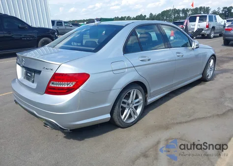 2012 Mercedes-Benz C 300 Sport 4Matic z USA, uszkodzony, nr VIN WDDGF8BB5CR201506
